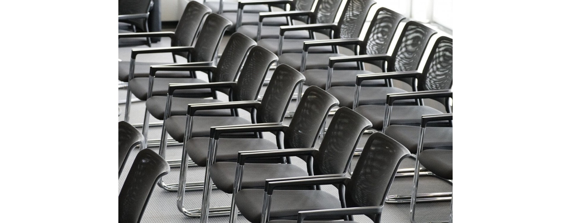 Jakie krzesła do sali konferencyjnej wybrać?